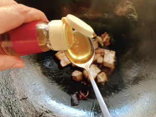 13、板栗红烧肉,一勺料酒。