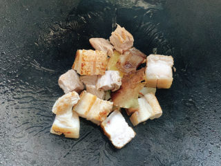 10、板栗红烧肉,加入五花肉，小火翻炒。