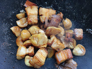 16、板栗红烧肉,加入板栗仁，转砂锅15分钟或者高压锅小火8分钟。