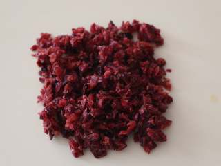 2、香酥美味蔓越莓饼干,蔓越莓切碎备用。