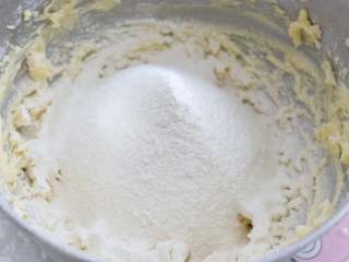 6、香酥美味蔓越莓饼干,筛入低筋面粉。