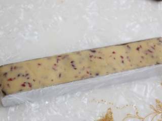 9、香酥美味蔓越莓饼干,和好的面团外面包层保鲜膜放入饼干模具中整形。将做好的饼干面团放入冰箱冷冻一小时。