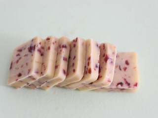 10、香酥美味蔓越莓饼干,冷冻好的面团，切成0.5-0.8cm厚度的薄片。