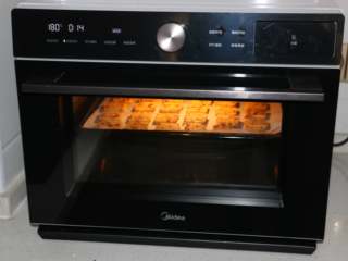 12、香酥美味蔓越莓饼干,烤箱提前预热，将烤盘放入烤箱中层180度15分钟左右，上色满意即可。