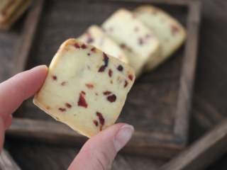 14、香酥美味蔓越莓饼干,快点动手试试吧。