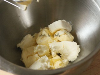 2、kitty奶酪饼干,奶油奶酪和黄油切小块装在打蛋盆里，室温放置回软，即黄油和奶酪都能轻松按扁的状态