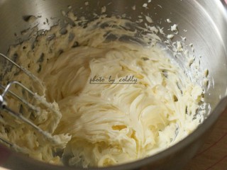 3、kitty奶酪饼干,把奶油奶酪和黄油用打蛋器搅拌至顺滑