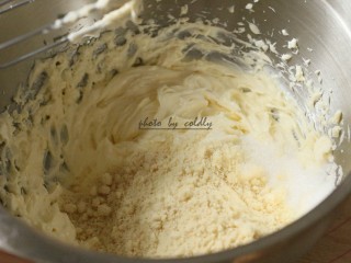 4、kitty奶酪饼干,然后把杏仁粉和细砂糖倒进打蛋盆