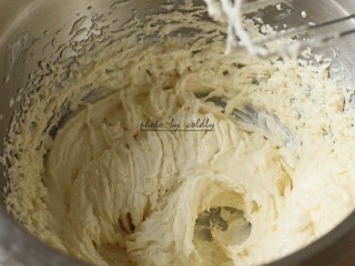 5、kitty奶酪饼干,用打蛋器搅拌混合，不需要打发