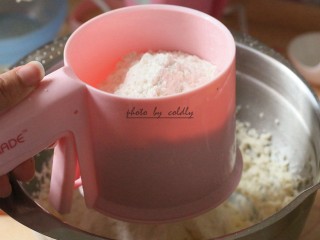 6、kitty奶酪饼干,混合均匀后，把面粉和盐混合，过筛进打蛋盆里