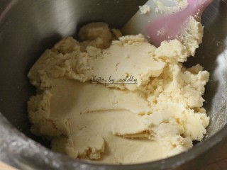 7、kitty奶酪饼干,用刮刀边压边翻拌混合至无干粉