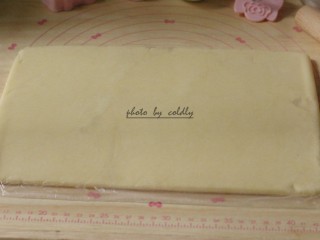 8、kitty奶酪饼干,把面团装进保鲜袋，擀成约5、6毫米厚的长方形大片，放进冰箱冷冻30-40分钟