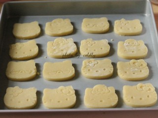 10、kitty奶酪饼干,把Kitty饼干半成品移到烤盘