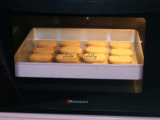 11、kitty奶酪饼干,把烤盘送进预热好的烤箱180度烤10分钟后转160度烤约20分钟，出炉冷却后食用