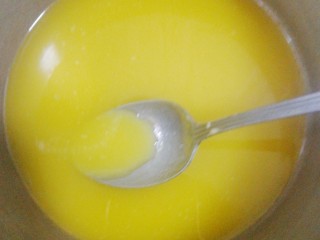 1、浓香巧克力蛋糕,黄油室温变软,隔水融化。