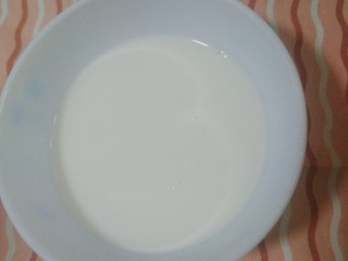 2、浓香巧克力蛋糕,准备好常温纯牛奶。