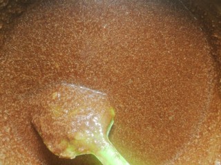 8、浓香巧克力蛋糕,依次加入,并搅拌大约3分钟。直至比较顺滑。