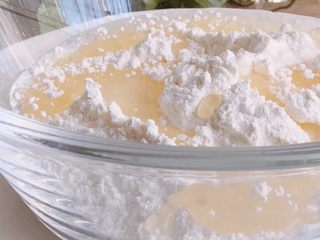 1、酥皮豆沙月饼,将水油皮的制作材料全部混合,揉成面团,盖上保鲜膜静置20分钟