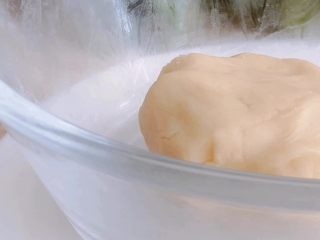 2、酥皮豆沙月饼,油酥部分的材料混合也揉成面团,盖上保鲜膜静置20分钟