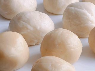 3、酥皮豆沙月饼,静置完成后,将水油皮和油酥均匀的各分成5份