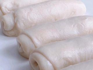 6、酥皮豆沙月饼,5份都卷好后盖上保鲜膜静置20分钟