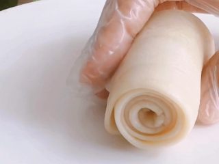 7、酥皮豆沙月饼,20分钟后,依次再次擀成牛舌状,自上而下卷起