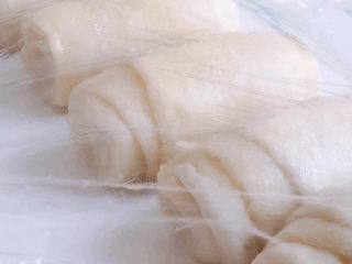 8、酥皮豆沙月饼,盖上保鲜膜再次静置20分钟