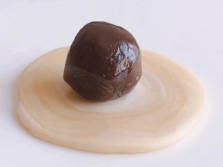 10、酥皮豆沙月饼,切口朝下,擀成圆饼,包入豆沙馅儿