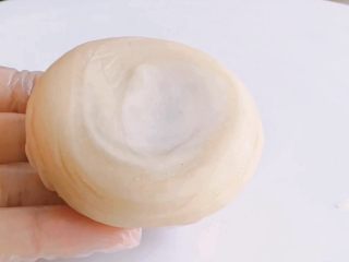 12、酥皮豆沙月饼,按压成饼