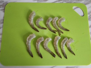 5、海鲜砂锅粥(宝宝辅食),虾去壳挑出沙线，宝宝小的可以剁碎