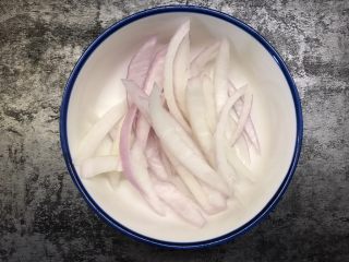 3、红薯浓汤,洋葱切丝