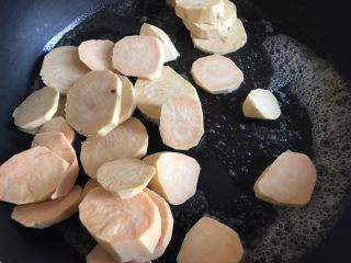 6、红薯浓汤,放入红薯炒至金黄