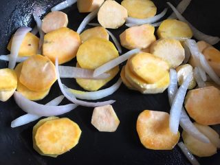 7、红薯浓汤,加入洋葱翻炒至香