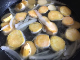 8、红薯浓汤,倒入一碗水