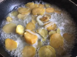 9、红薯浓汤,煮至红薯熟透