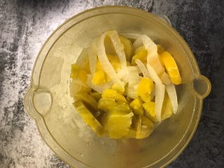 10、红薯浓汤,将锅中所有食材倒入辅食机内