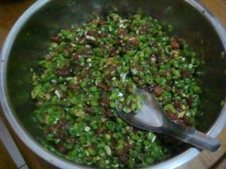 1、猪肉豆角大包子,先把猪肉洗净，切成小丁用料酒、老抽、生抽、甜面酱拌匀，腌制10分钟。再把豇豆洗净，过热水淖一下，捞出来稍晾，切成碎末和肉馅一起拌匀。葱姜切成碎末，放入肉馅中加入花生油、盐、味精、胡椒粉拌匀即可