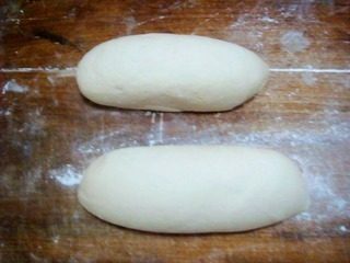 2、猪肉豆角大包子,面粉中放入面肥加水和成面团，饧发3小时左右至2倍大小。发好的面团加碱面揉匀，切开