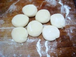 4、猪肉豆角大包子,搓成长条，切成均匀大小的剂子按扁