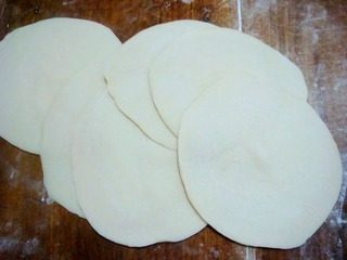 5、猪肉豆角大包子,擀成中间稍厚的面皮