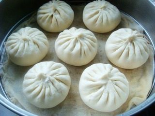 9、猪肉豆角大包子,把包子放入蒸笼