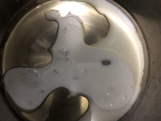 1、香草炼乳戚风,牛奶里加入玉米油。