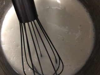 2、香草炼乳戚风,搅拌均匀。