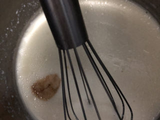 3、香草炼乳戚风,滴入香草精拌匀。