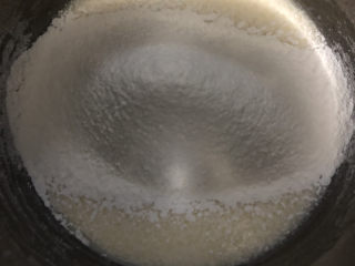 4、香草炼乳戚风,筛入低筋面粉。