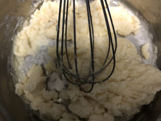 5、香草炼乳戚风,搅拌均匀无干粉。