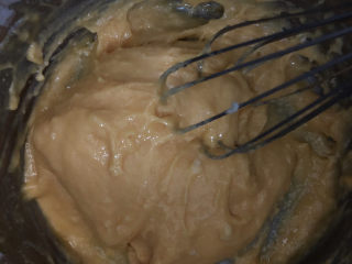 7、香草炼乳戚风,搅拌均匀。