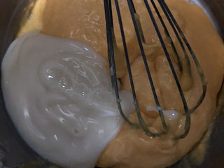 8、香草炼乳戚风,放入炼乳。