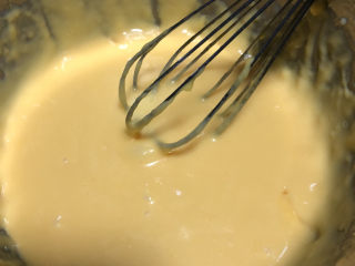 9、香草炼乳戚风,搅拌成细腻的糊状。