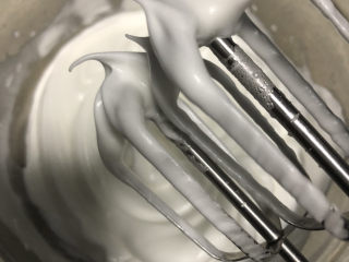 11、香草炼乳戚风,分三次加入白砂糖，打发出现小弯钩状态。